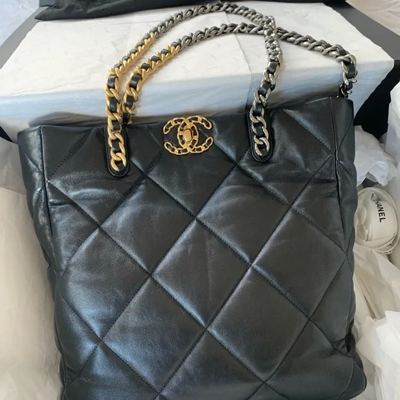 Chanel 19 shopping bag. (2022) She’s a BEAUTY! - Picture 8 of 11